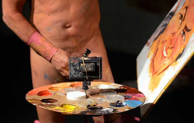 Artista que usa o pênis como pincel