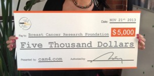 CAM4 Doa $5,000 para a fundação de Pesquisa do Câncer de Mama