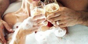 Conheça a história do casal que se conheceu no CAM4